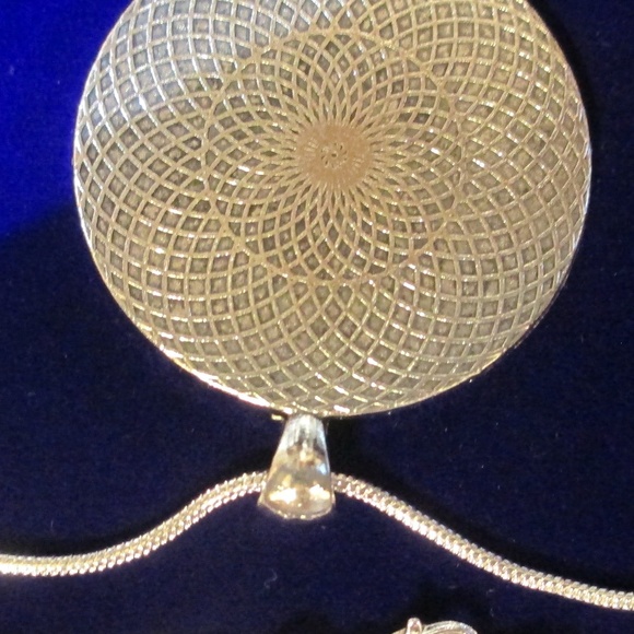 Statue of Liberty Round Sterling Silver Necklace - Picture 4 of 6